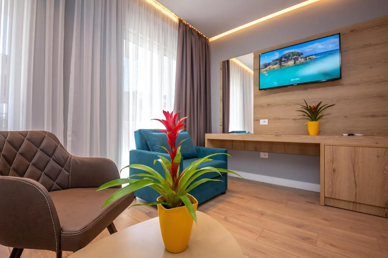Azure Inn Hotel Sarandë 4*,  アルバニア