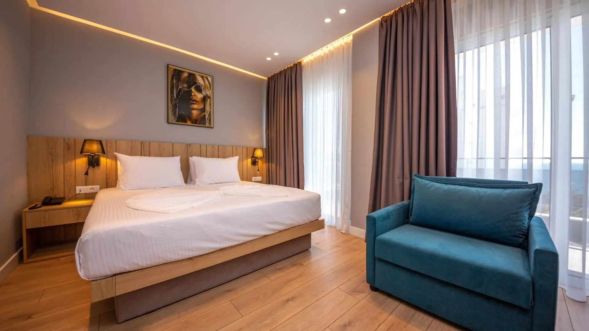 Azure Inn Hotel Sarandë 4*,  アルバニア