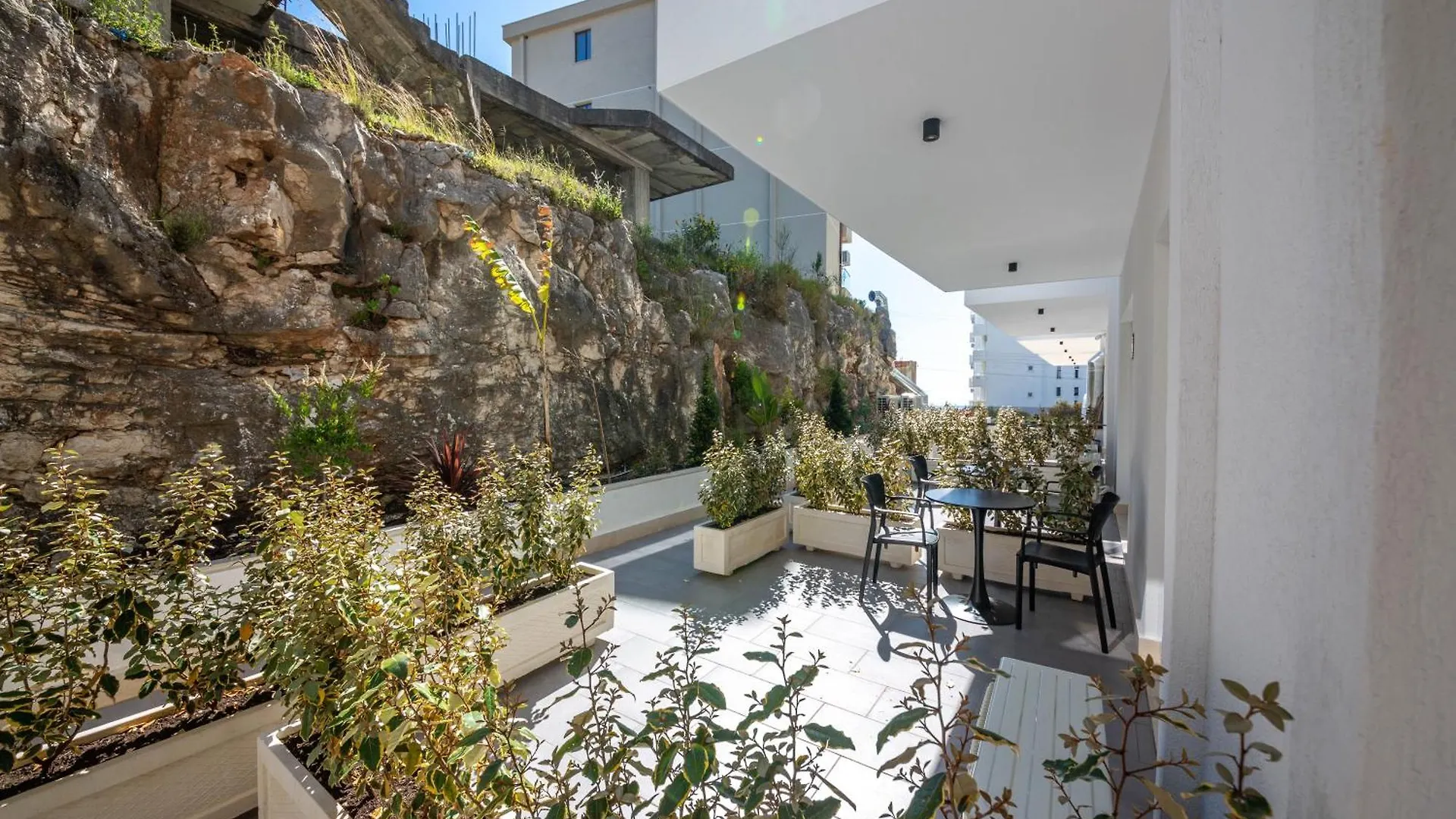 Azure Inn Hotel Sarandë