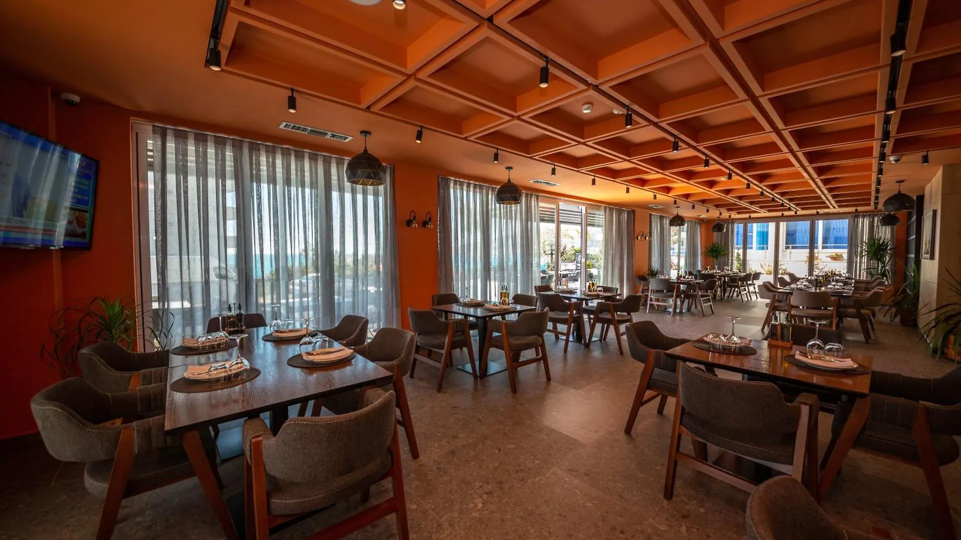 Azure Inn Hotel Sarandë 4*,