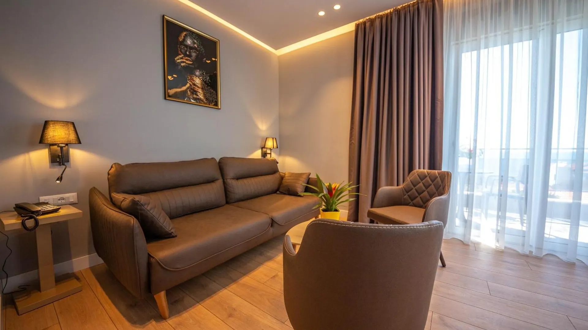 Azure Inn Hotel Sarandë