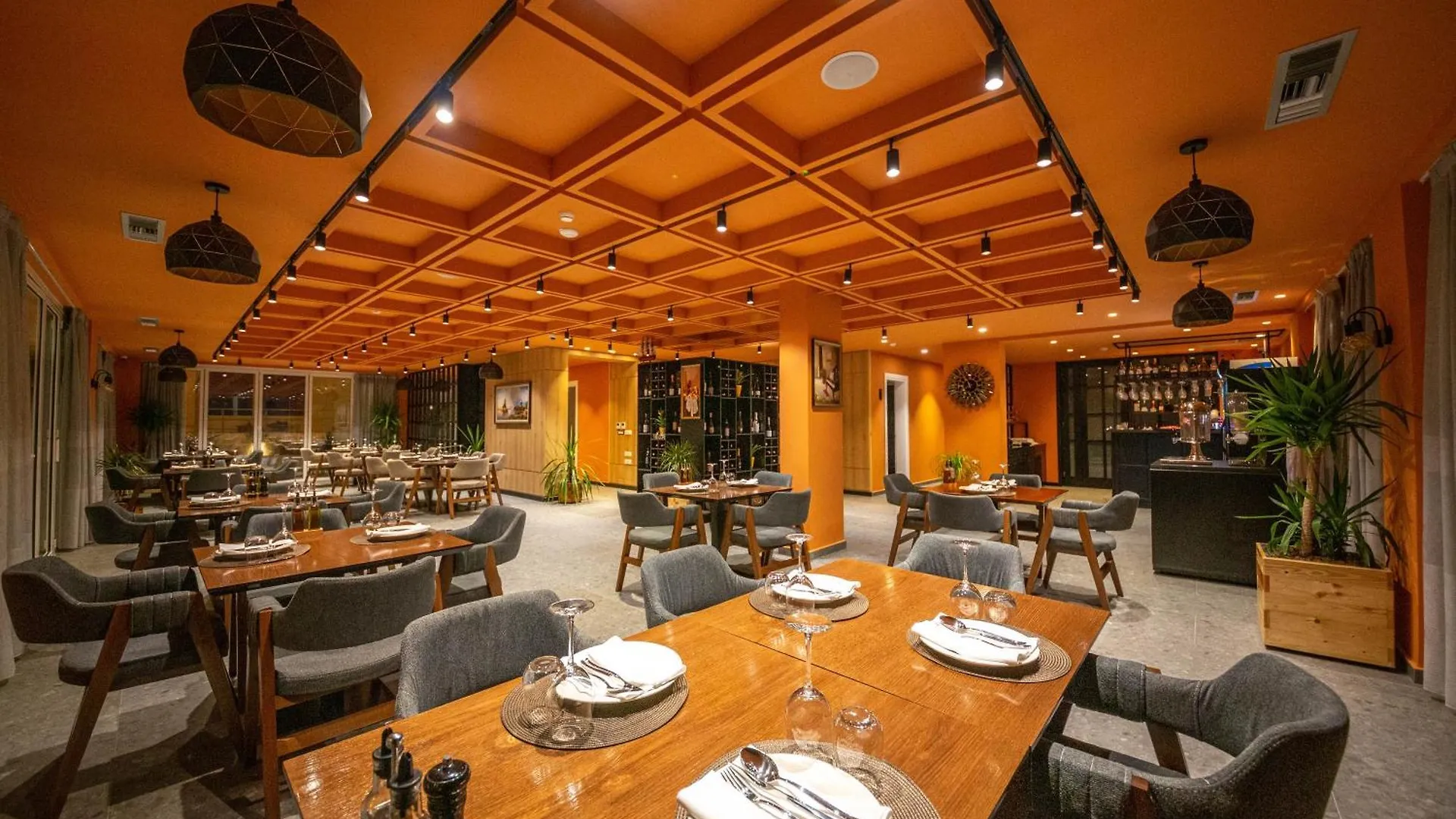 Azure Inn Hotel Sarandë