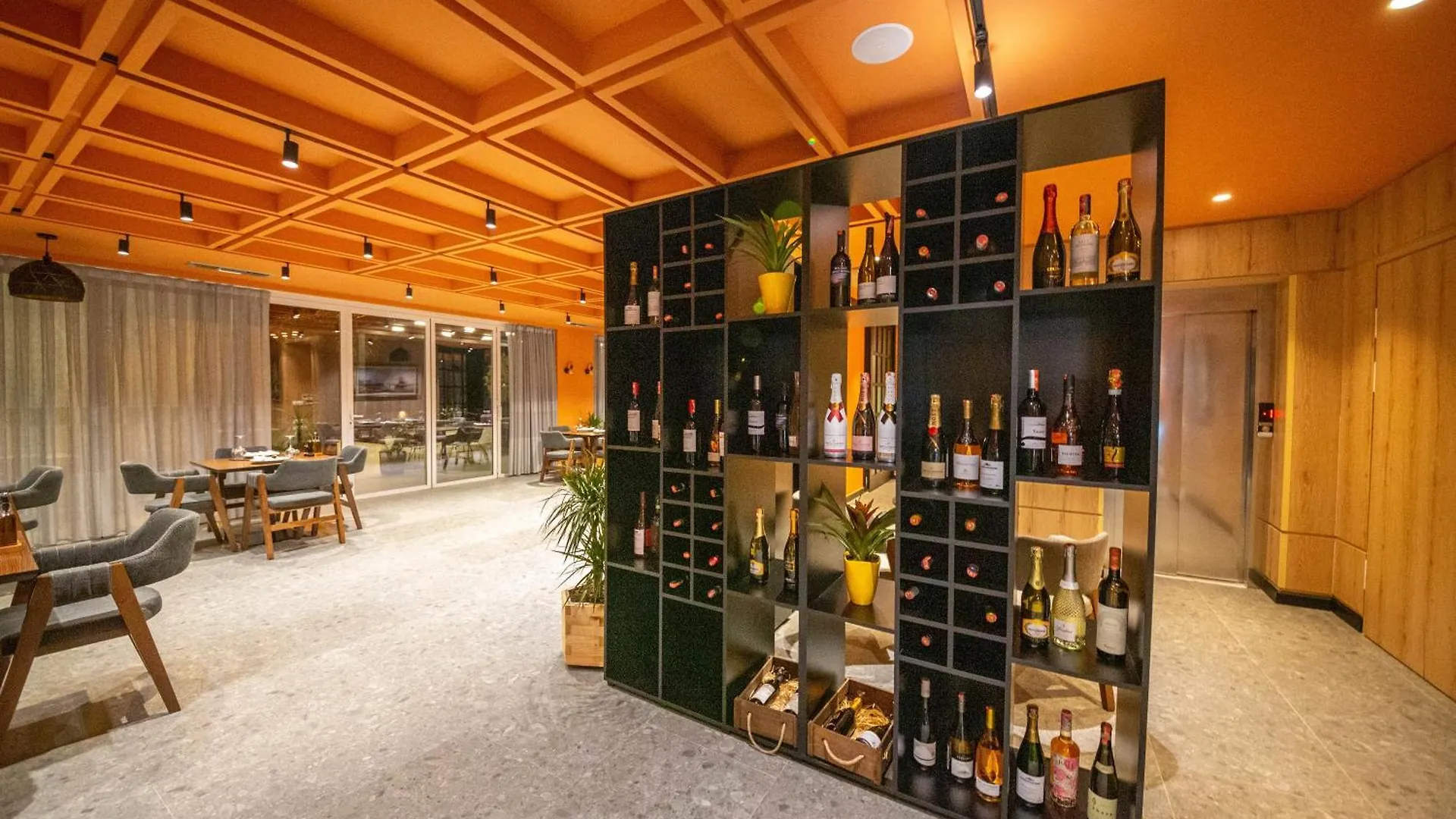 Azure Inn Hotel Sarandë 4*,  アルバニア
