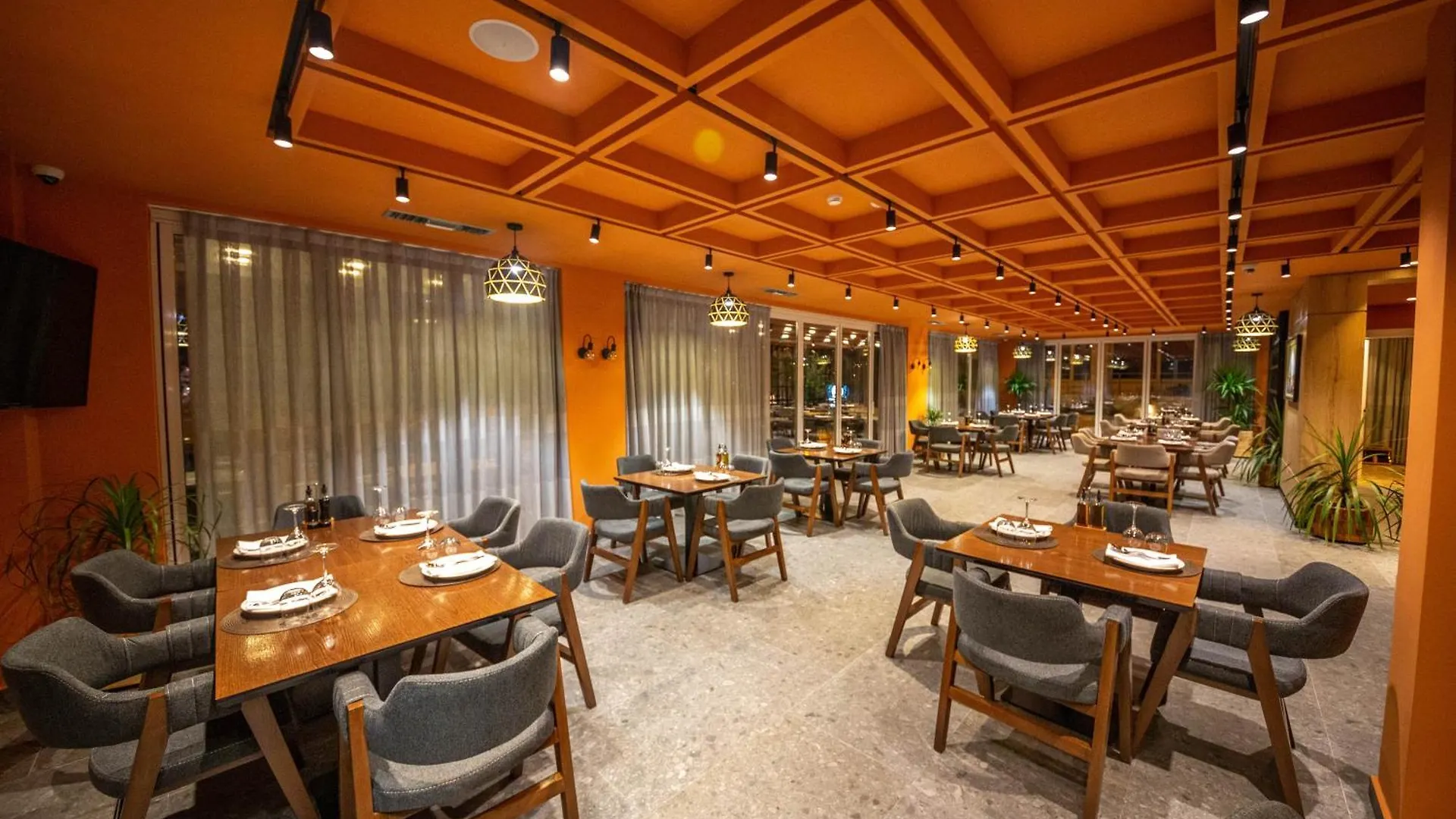 Azure Inn Hotel Sarandë